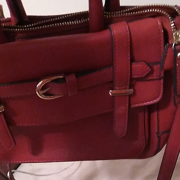 A red purse only used once - Picture 1 of 2